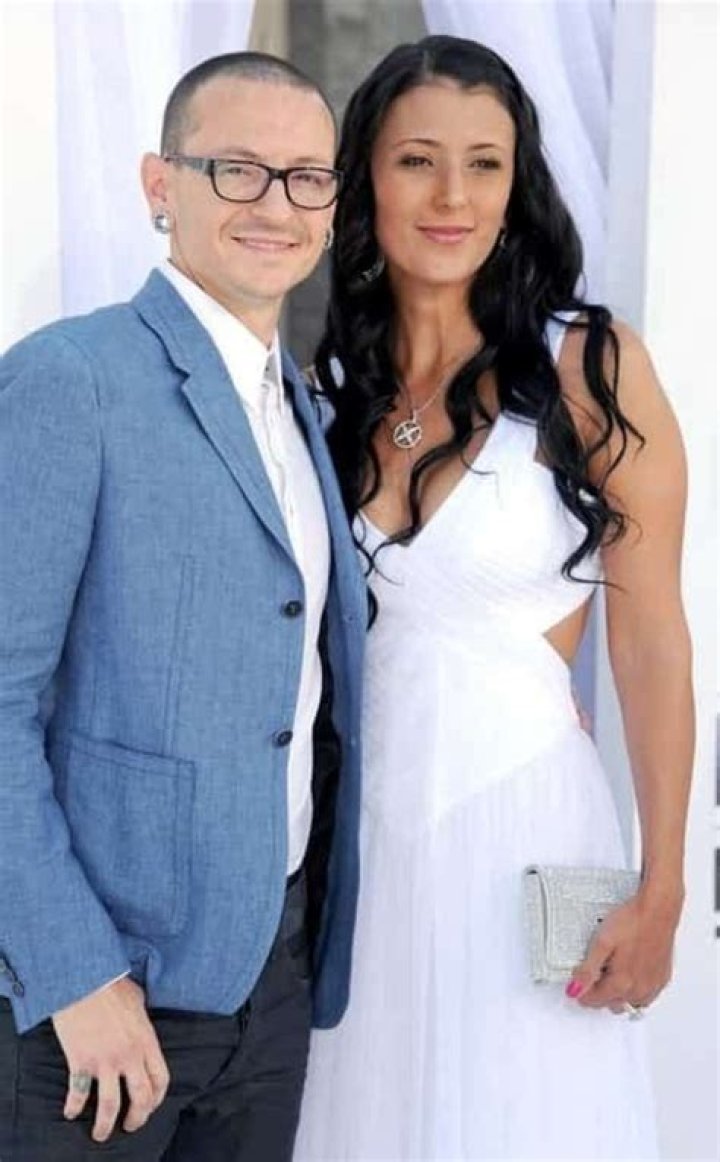 Chester Bennington- Net Worth, Bio, Age, Wife, Marriage, Height, Ethnicity ·
