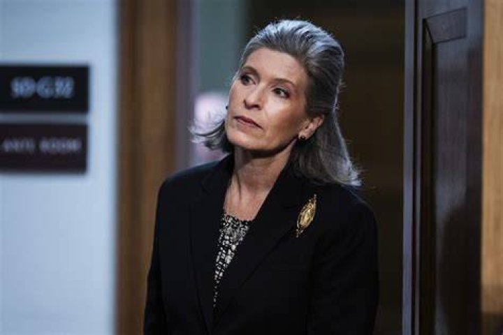 Does Joni Ernst Wear A Wig What