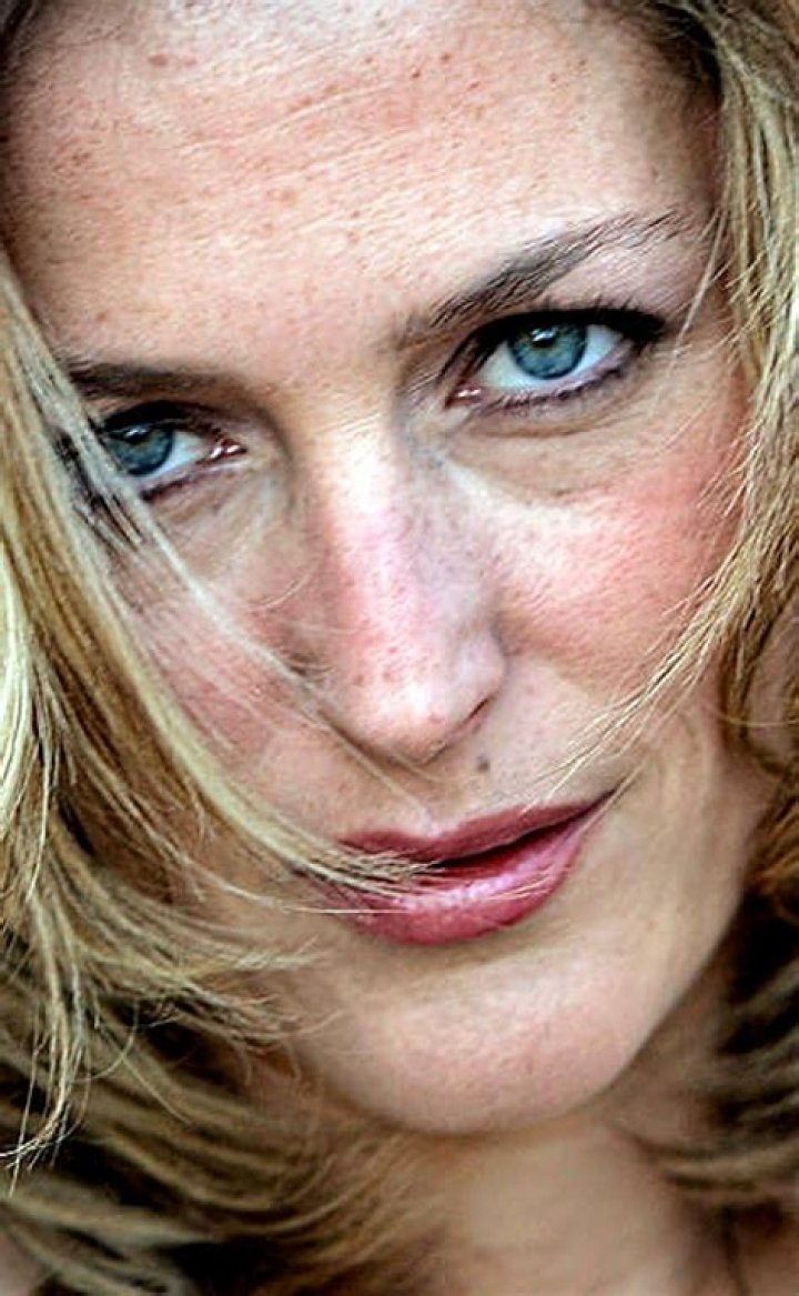 Exploring the Artistic Expression of Gillian Anderson: A Look Beyond the Surface