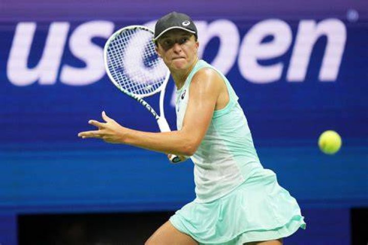 Former WTA star assesses Iga Swiatek's chances of matching staggering Steffi Graf feat in 2024