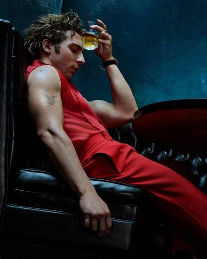 How tall is Jeremy Allen White?