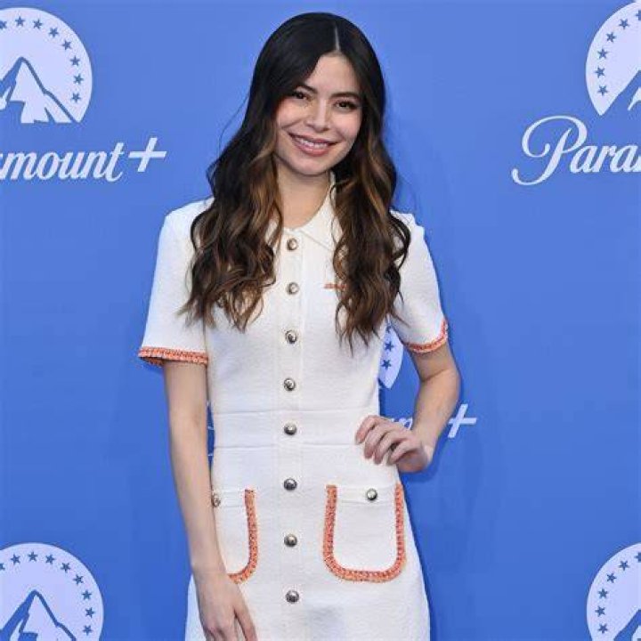 How To Embrace Your Height: Lessons From Miranda Cosgrove