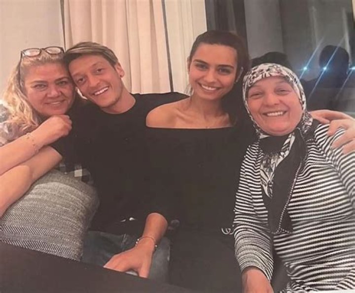 Mesut Ozil Religion – Is He Muslim? Ethnicity And Parents