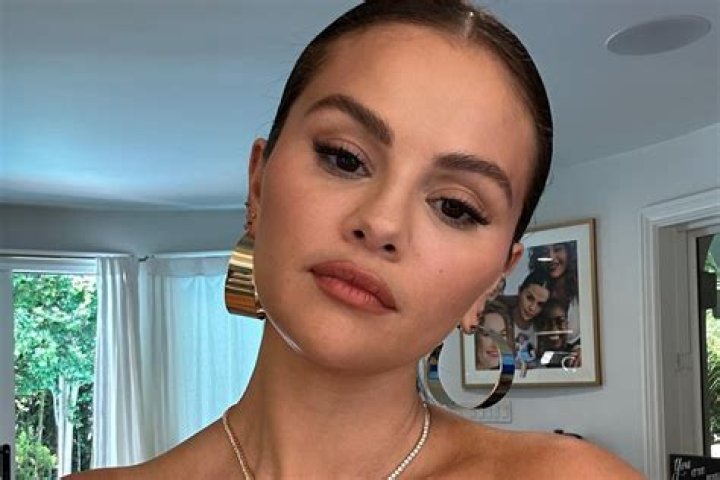 Selena Gomez Nude Photos Leaked: Real or Fake?!