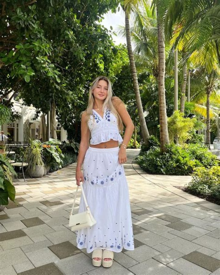 The Timeless Elegance of the Long White Skirt: A Comprehensive Guide