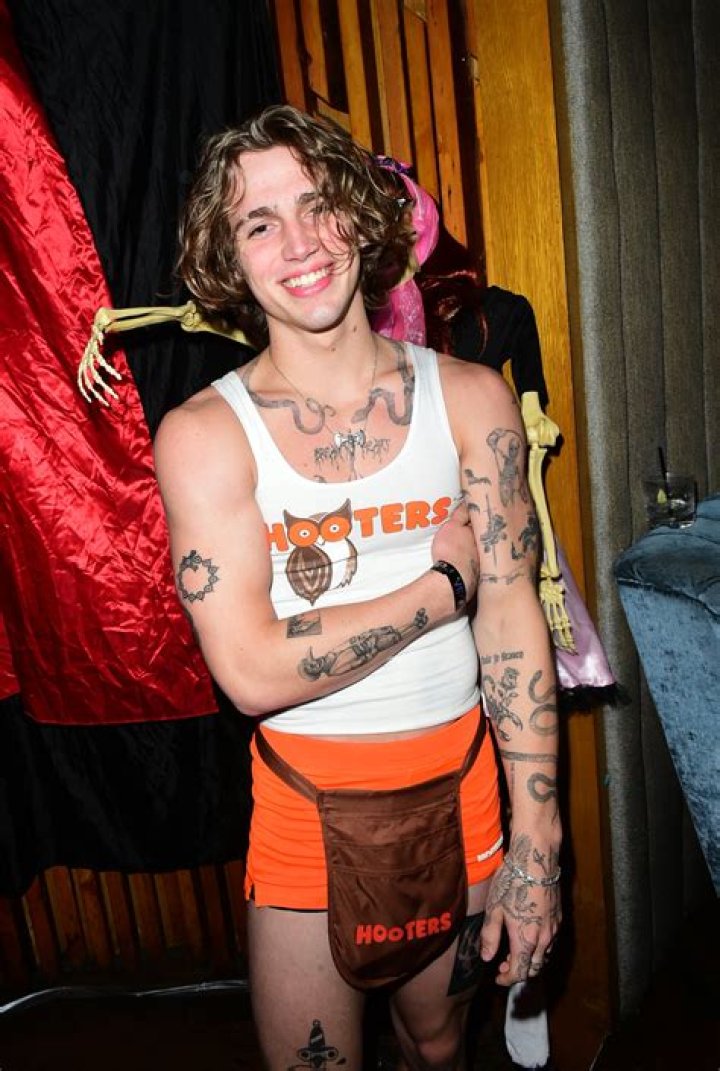 Vinnie Hacker Got A New Tattoo In The Middle Of His Chest